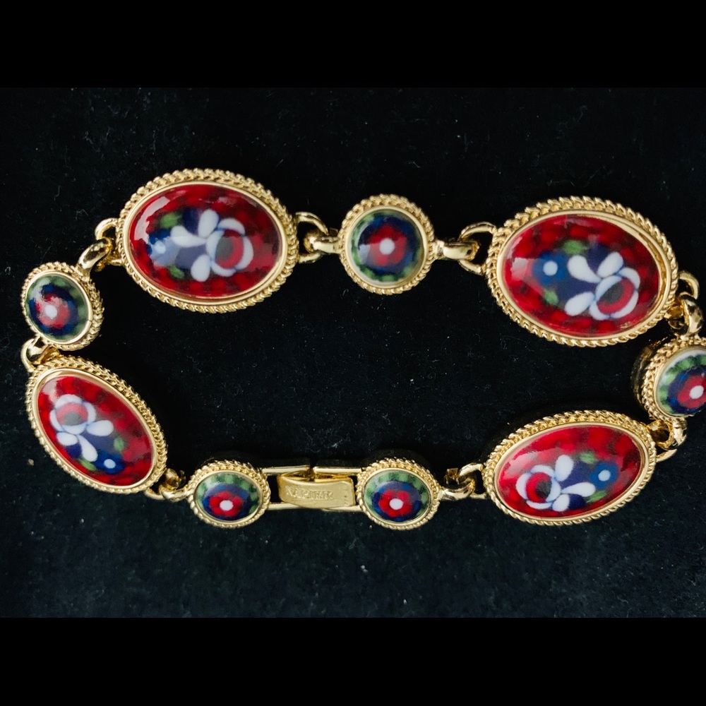 Signed Napier beautiful bracelet 8 inches